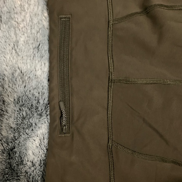 Lululemon cropped leggings. Olive green. Size 6 - Picture 3 of 3